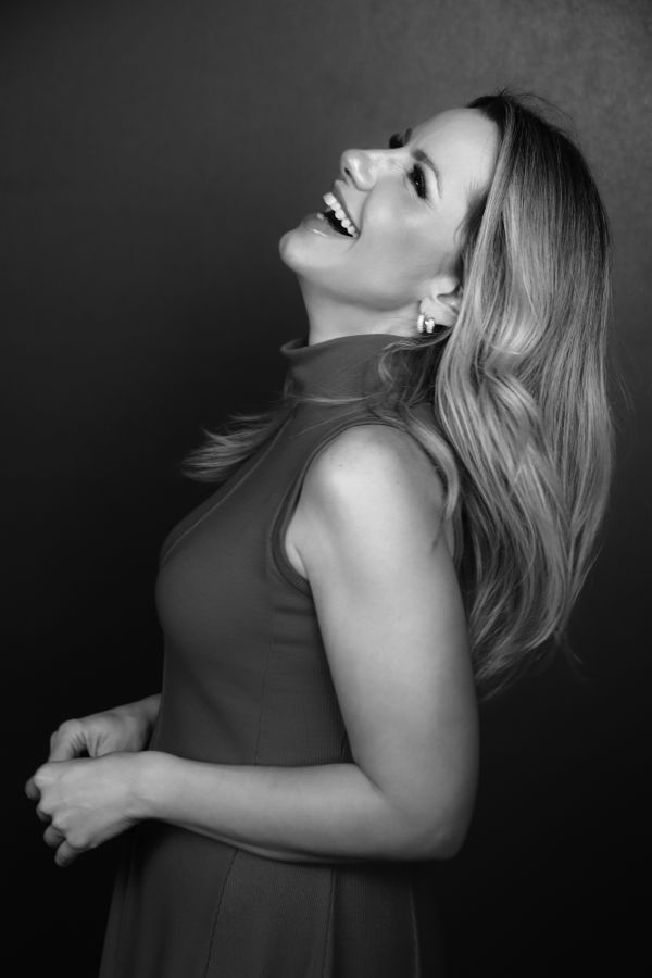 Ana Mascarenhas, retrato de estúdio em preto e branco