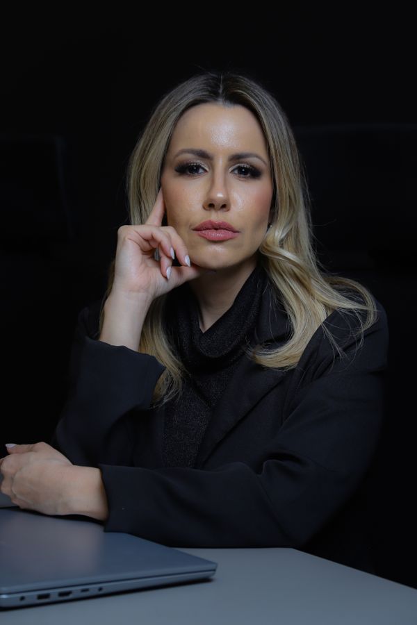 Ana Mascarenhas em pose de estúdio, preto e branco