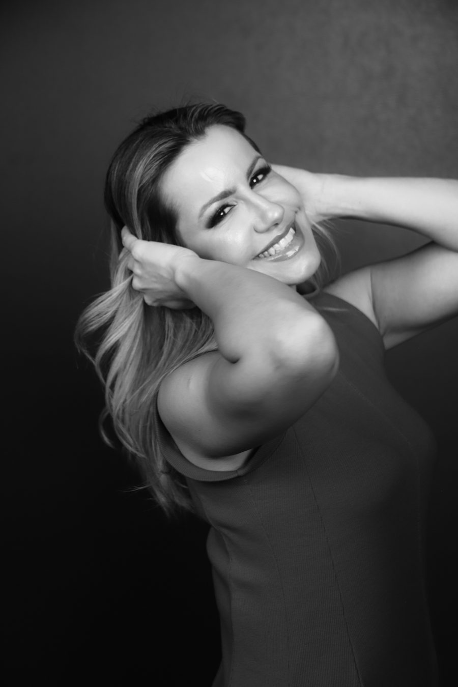 Ana Mascarenhas rindo, retrato de estúdio em preto e branco